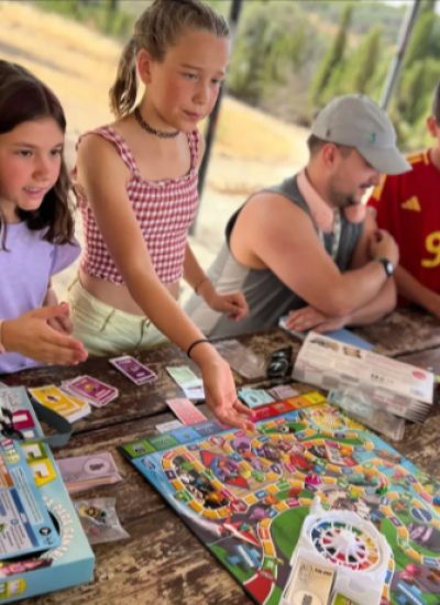 Niños realizando talleres creativos en un summer camp con profesores de nacionalidad inglesa, aprendiendo inglés de forma divertida.